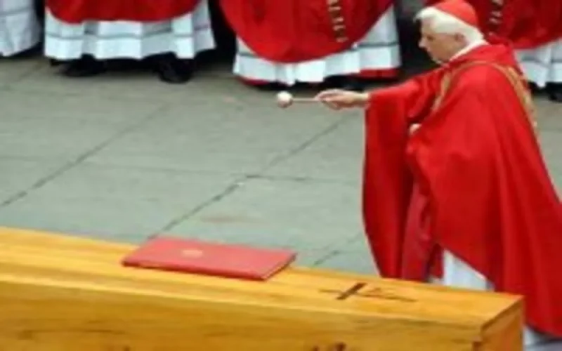  S.A.R. le Prince Moulay Rachid participe aux funérailles du Pape