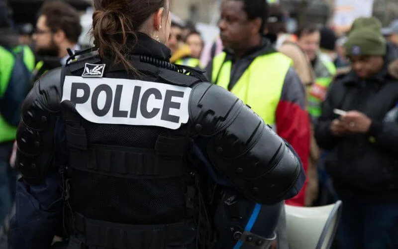 France : une policière musulmane subit la double peine