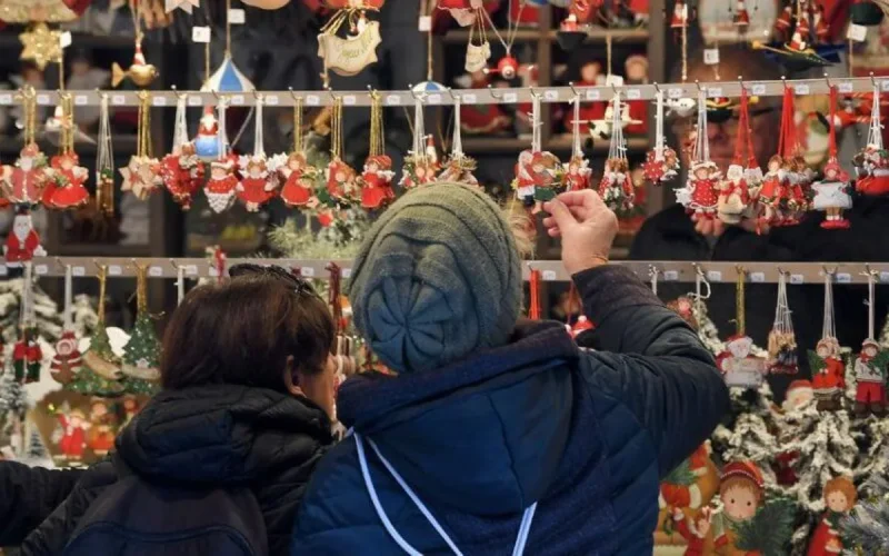 France : les deux hommes ayant pointé l'index vers le ciel relâchés