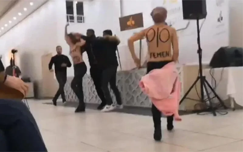 France : des Femen seins nus à une conférence de Tariq Ramadan