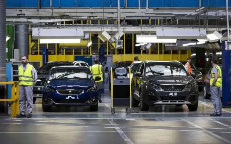Un ministre français s'insurge contre les usines Peugeot et Renault au Maroc 