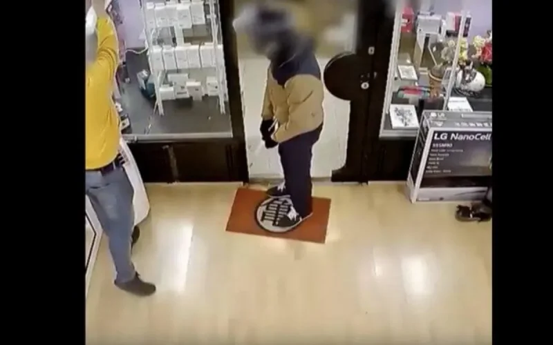 Barcelone : la vidéo du braquage d'un magasin par deux Marocains