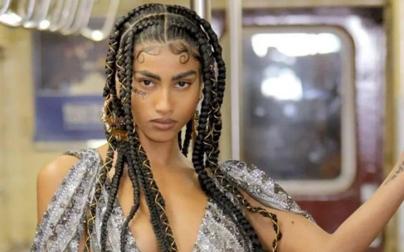 La prestation captivante de Imaan Hammam au défilé de Moschino