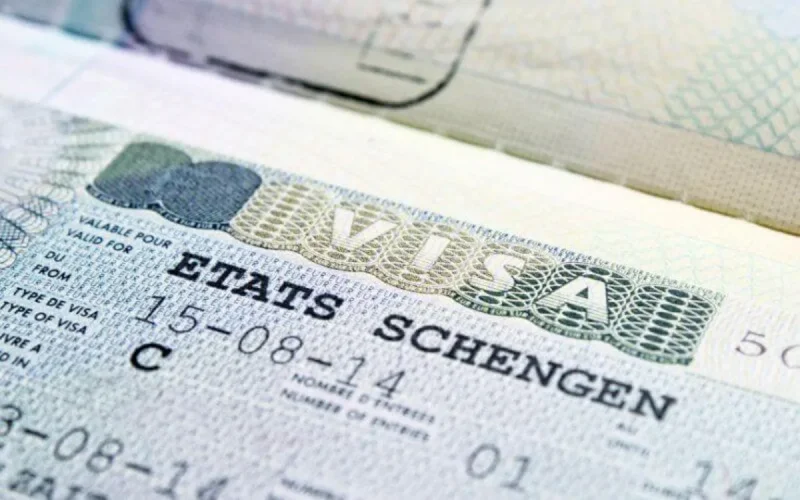 Des faussaires de visas et de cartes de séjour derrière les verrous