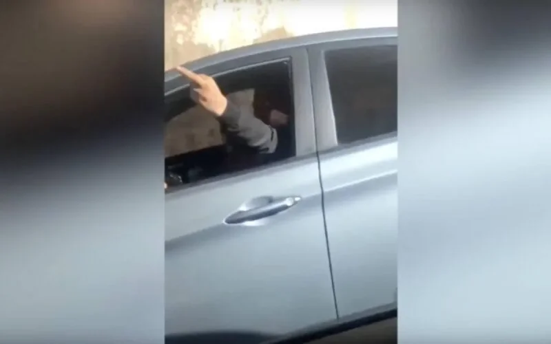 Arrestation d'un individu pour harcèlement et menaces sur la voie publique