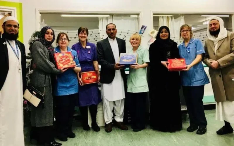 Royaume-Uni : des musulmans offrent des cadeaux de Noël à des malades