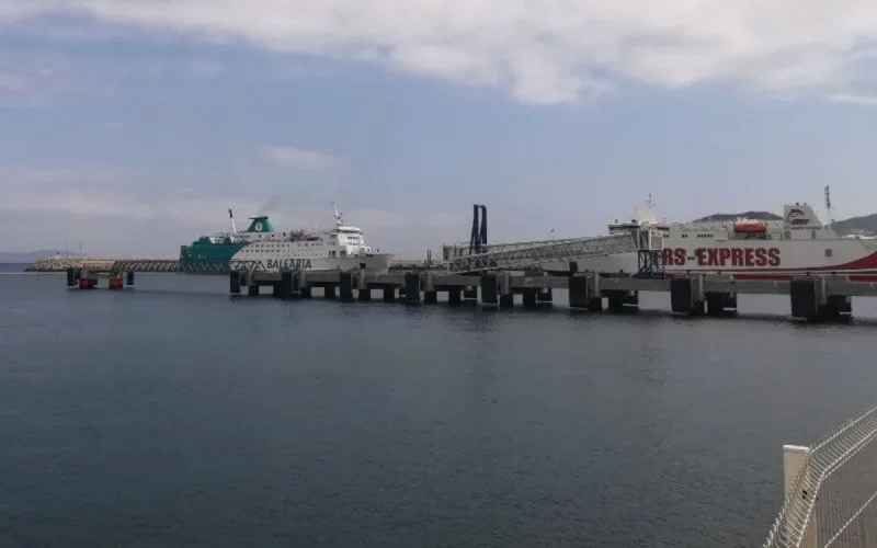 Un voyageur clandestin s'insurge contre les autorités en se jetant dans la mer