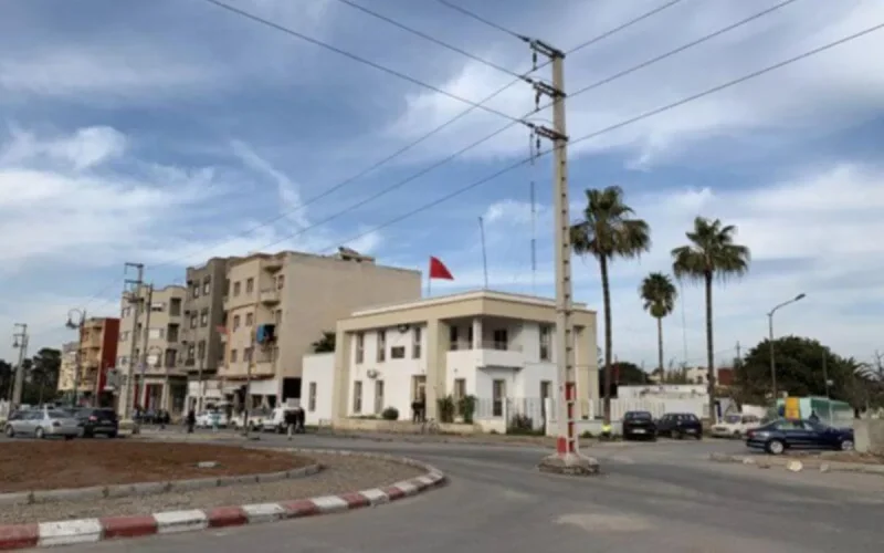 Rabat : que fait ce poteau électrique au milieu de la route ?