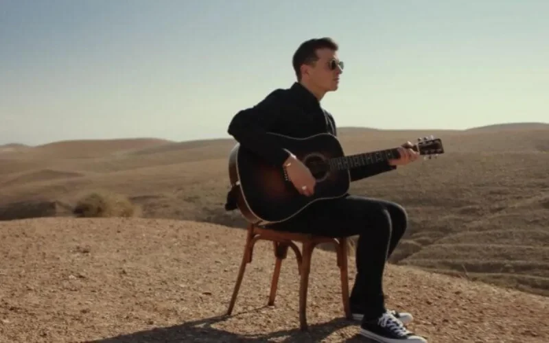 Louis Tomlinson tourne le clip de "Walls" dans le désert marocain