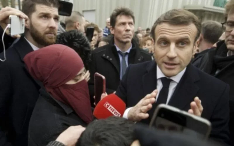 Polémique sur une photo d'Emmanuel Macron