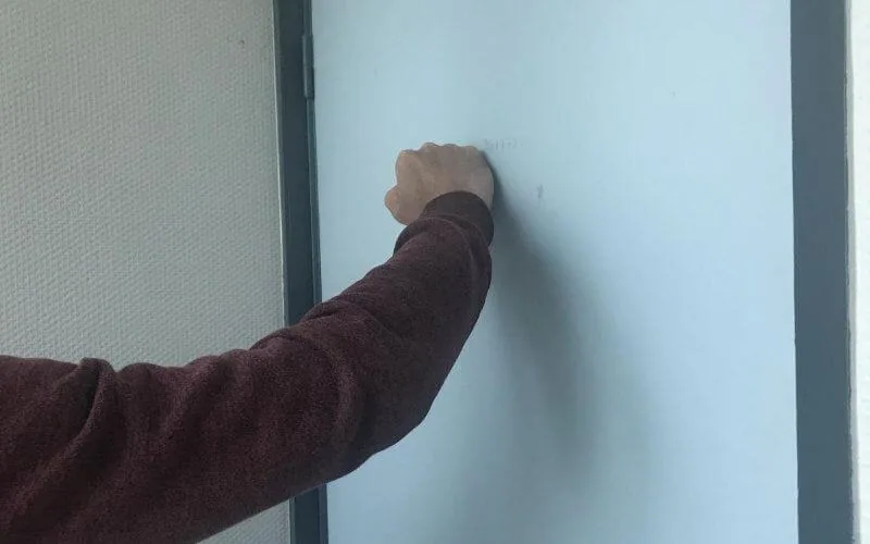 Épris d'une bénévole américaine, un Caïd a tenté de s'infiltrer chez elle