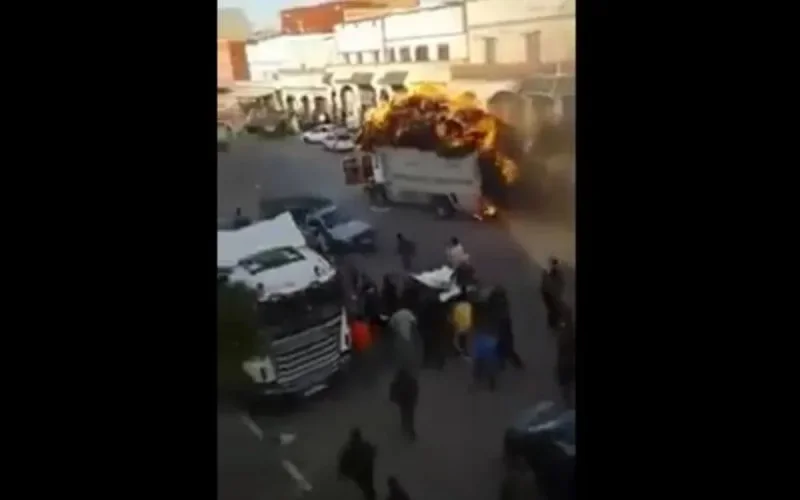 Un chauffeur inconscient sème la terreur en roulant avec un camion en feu (vidéo)