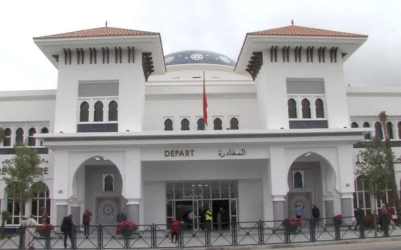 Pour une rupture amoureuse, il tente de se jeter du haut de la gare routière