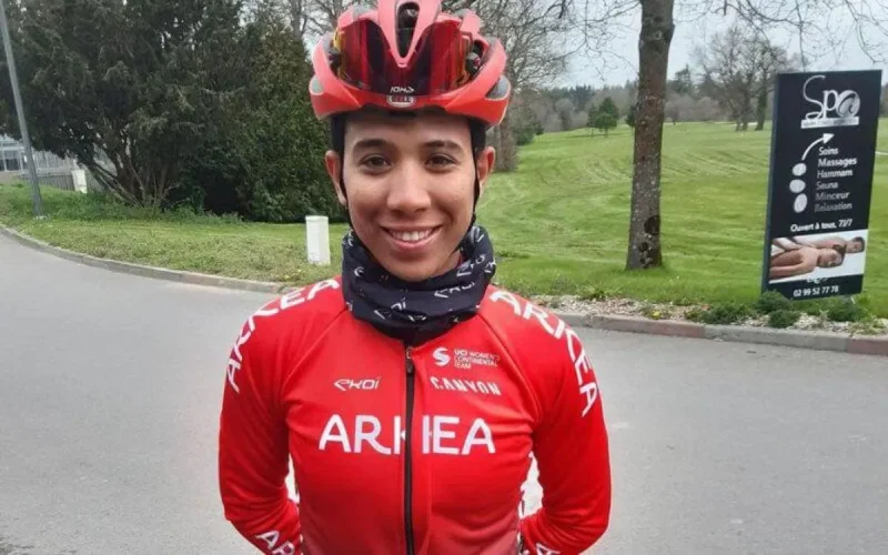 La Marocaine Fatima El Hayani, première femme cycliste arabe à signer dans une équipe pro