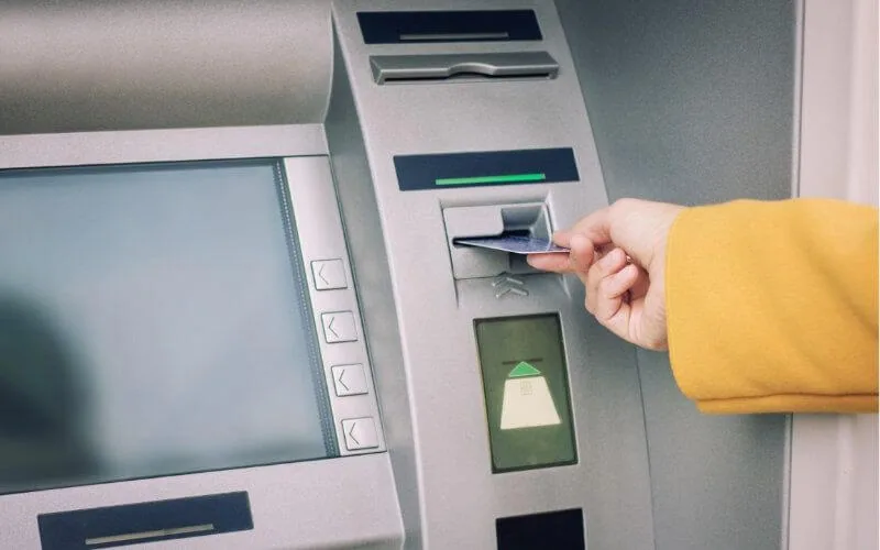 Maroc : les retraits d'argent explosent, les banques en difficulté