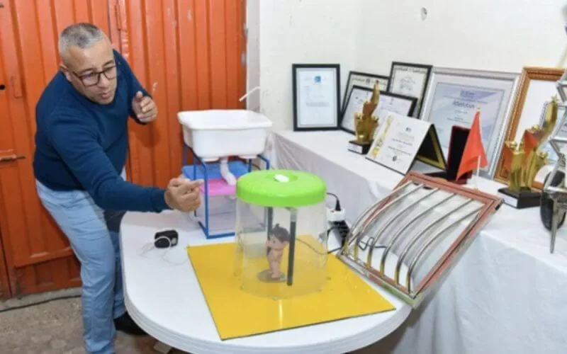 Un Marocain crée un portail de désinfection automatique du corps