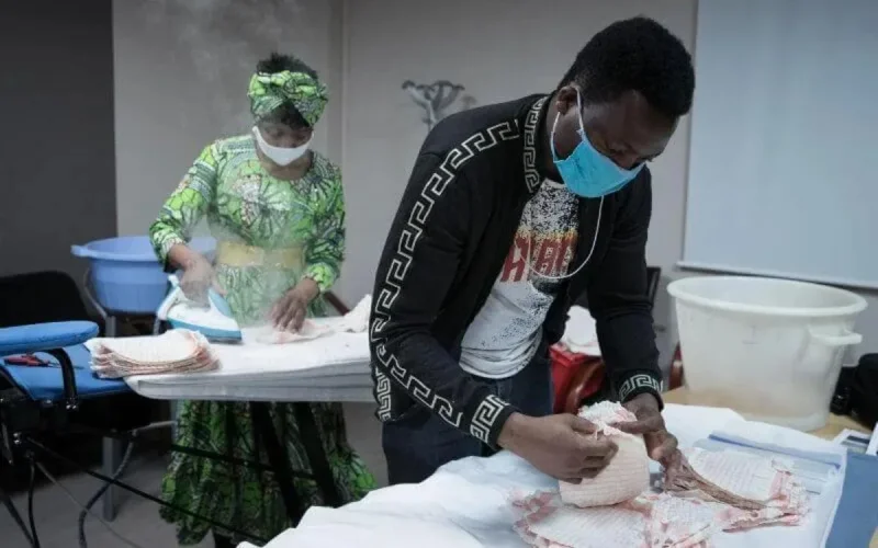 France : des sans-papiers fabriquent des masques contre le coronavirus