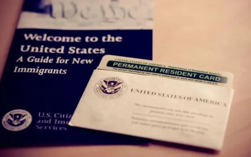 Etats-Unis : la délivrance de cartes vertes suspendue