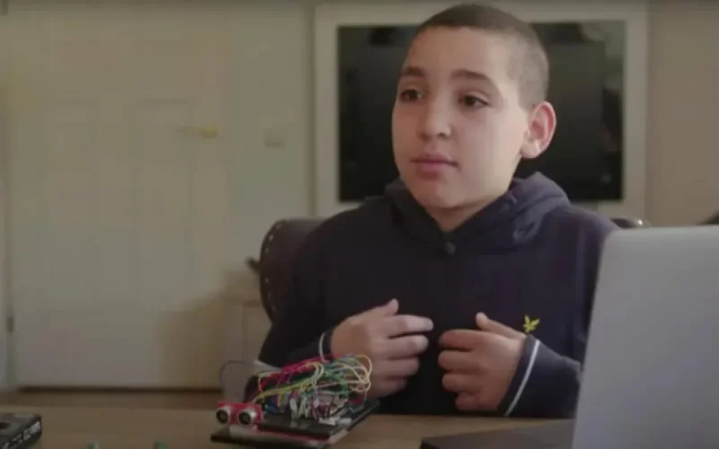 Agé de 12 ans, un Marocain des Pays-Bas invente un appareil de distanciation sociale (vidéo)