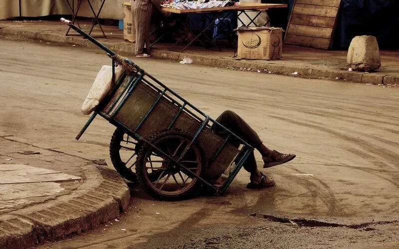 Maroc : une femme meurt en donnant naissance à son bébé dans une charrette