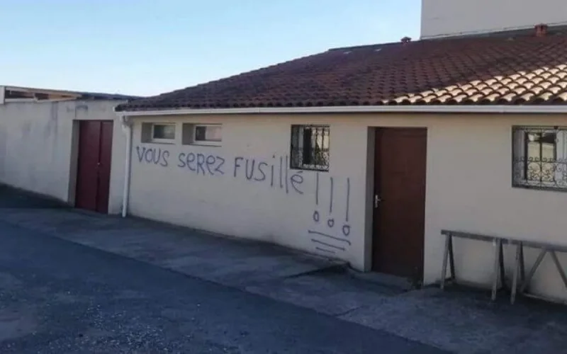 "Vous serez fusillés" sur le mur de la mosquée de Cholet