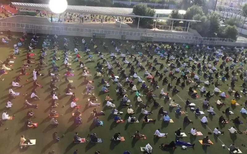 La prière de l'Aïd al-fitr en commun dans un stade à Levallois-Perret
