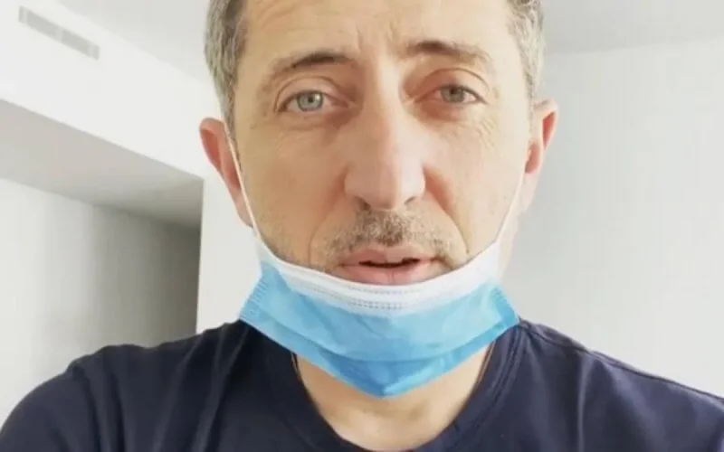 Gad Elmaleh vous montre comment porter le masque (vidéo)