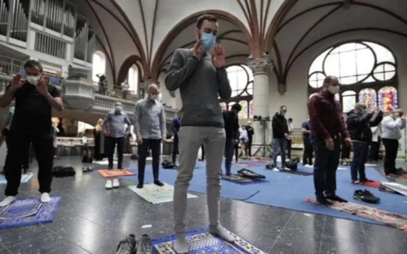 Une église ouvre ses portes à des musulmans pour prier