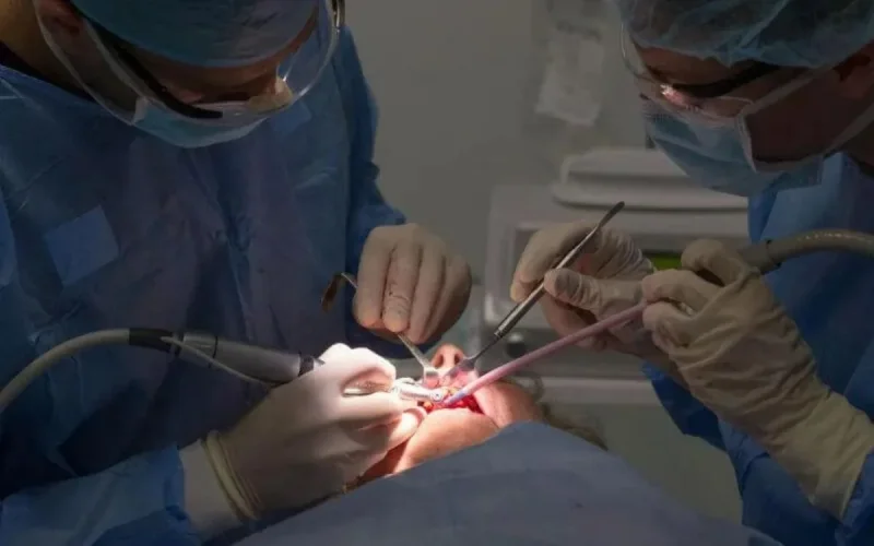 Secoués par la crise, les dentistes veulent reprendre du service