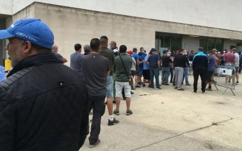 En France, des saisonniers marocains soumis au test de dépistage au covid-19