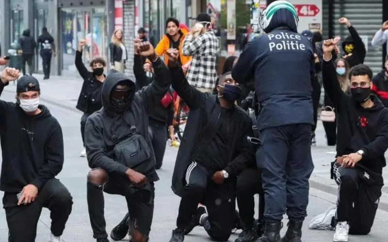 Des milliers de personnes ont manifesté contre le racisme et les violences policières en Belgique