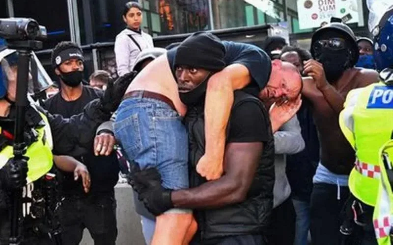 Londres : un homme noir sauve la vie à un militant d'extrême droite