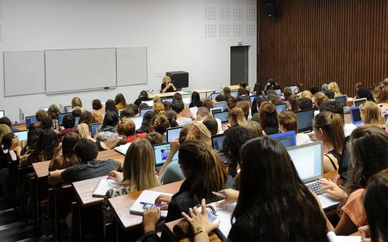 Les étudiants marocains affluent en France, malgré la crise