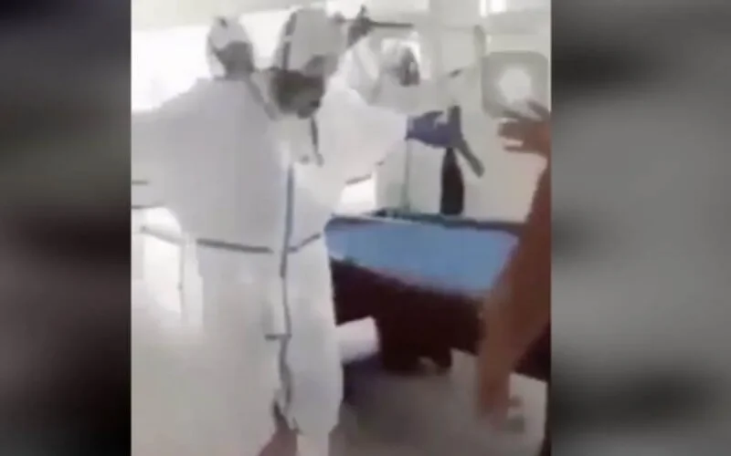 Maroc : des agents de nettoyage font la fête avec les patients atteints de coronavirus