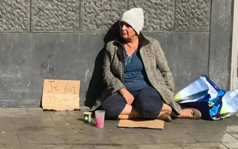 Elle se fait passer pour une mendiante pour écrire un livre