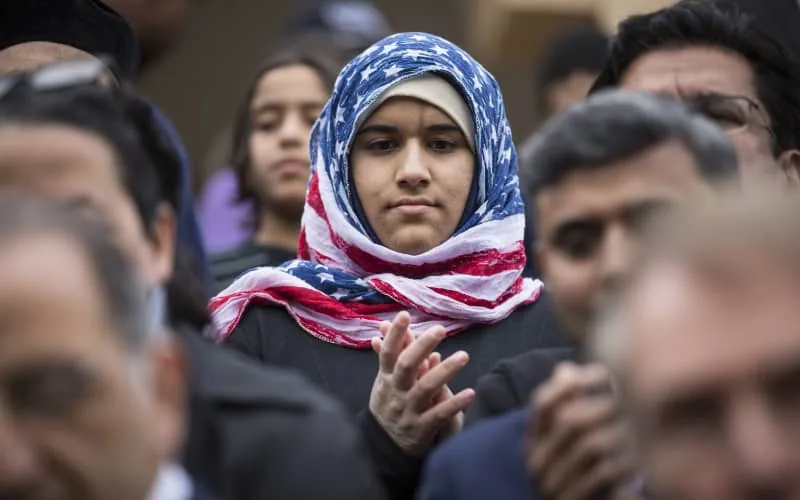 États-Unis : un homme s'en prend violemment à une femme voilée et son enfant