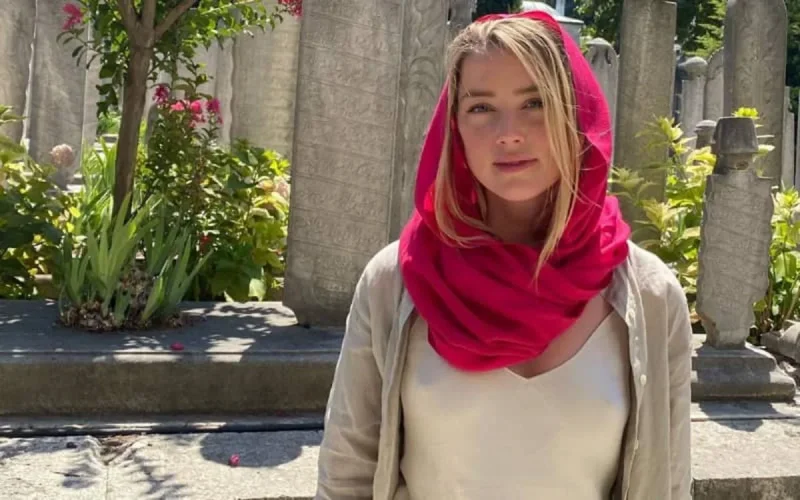Amber Heard répond aux critiques sur sa tenue jugée déplacée dans une mosquée