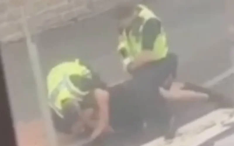 Royaume-Uni : une arrestation musclée fait scandale