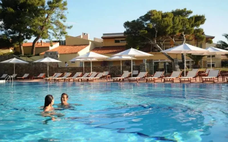 Un MRE, employé chez Club Med en Corse, atteint du Covid-19