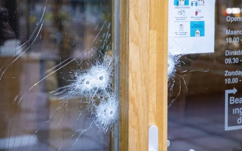 Le salon de coiffure d'un champion marocain de kick-boxing criblé de balles