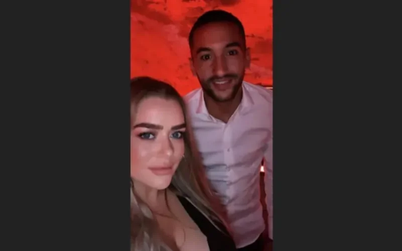 Qui est ce mannequin en photo avec Hakim Ziyech ?