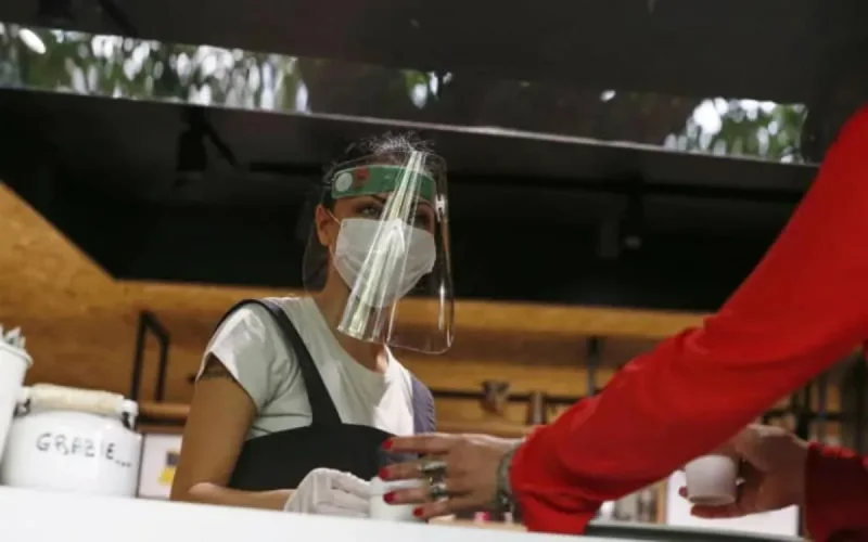 Les restaurateurs s'insurgent contre le port de masque pour les clients