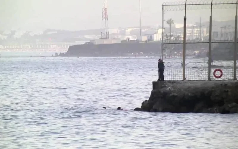 Des Marocains risquent leur vie pour quitter Sebta et retourner au Maroc