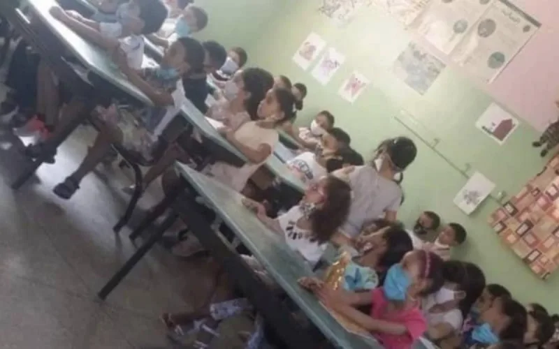 Maroc : en plein Covid-19, des élèves entassés dans une salle de classe