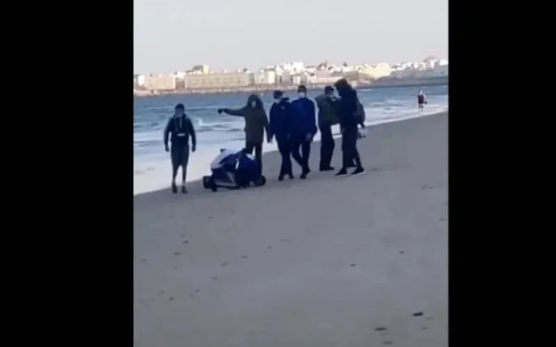 Des clandestins marocains se prosternant à leur arrivée à Cadix (vidéo)