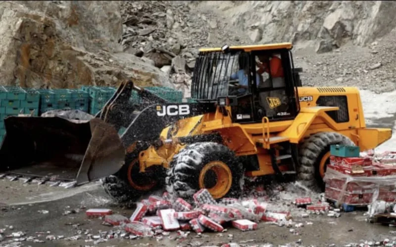 Des dizaines de milliers de bouteilles d'alcool détruites