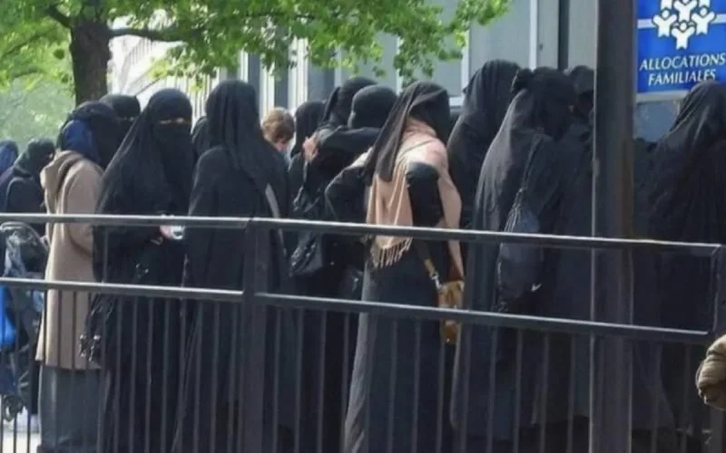 Fake : pas de femmes voilées devant une agence de la CAF