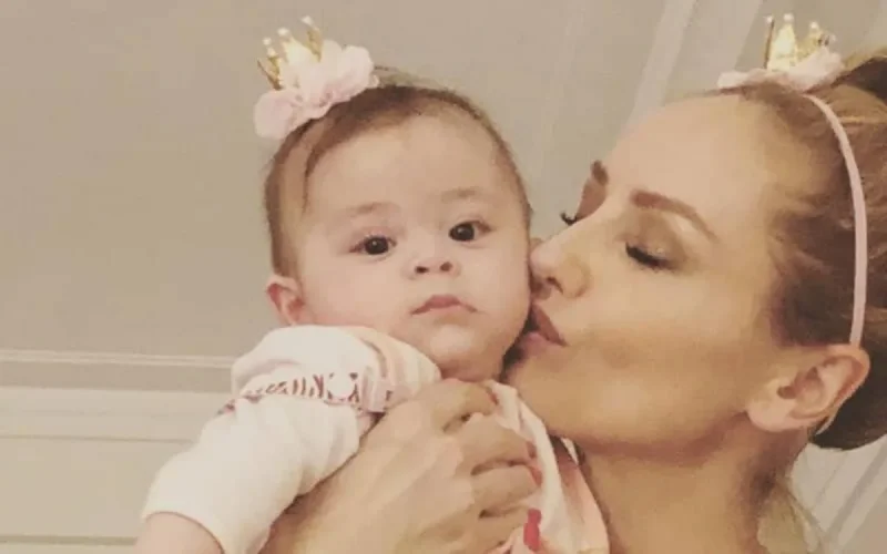 Adriana Karembeu heureuse avec sa fille Nina, au Maroc