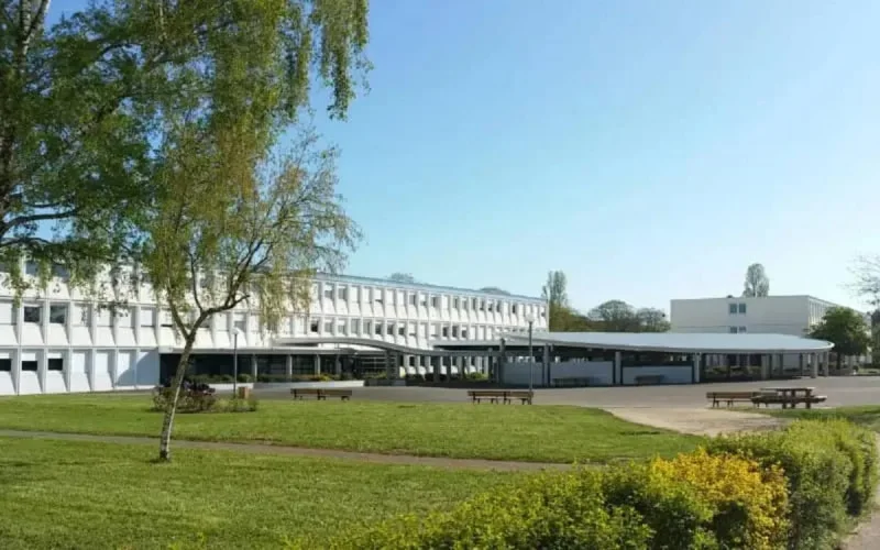 France : une simple inscription en arabe crée la panique dans un lycée