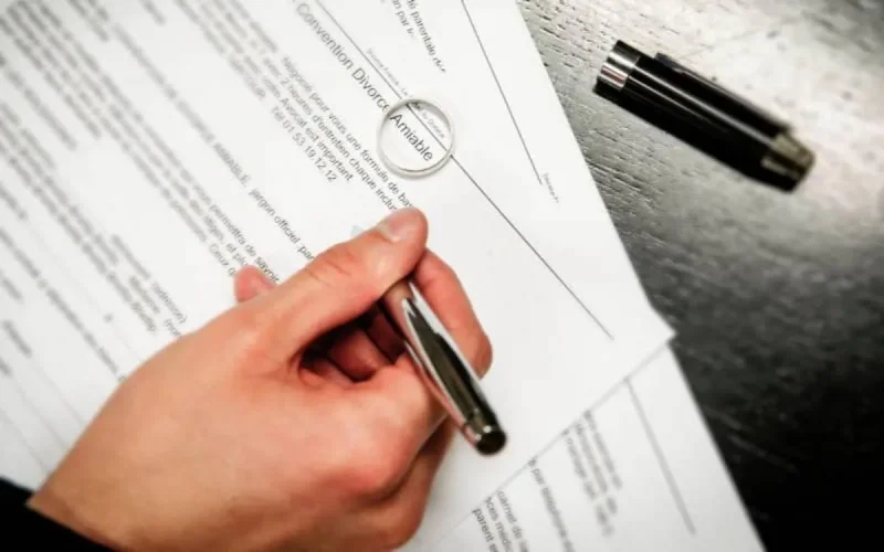 Un MRE confie à son fils les procédures de son divorce